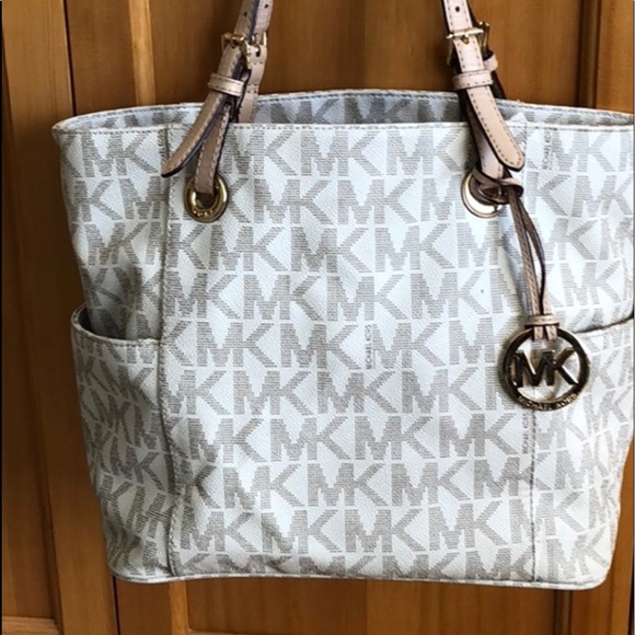 Michael Kors Handbags - MIcheal Kors Purse